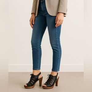 Diba high  heel open toe shoes with laces, wooden heels and slats. 🖤